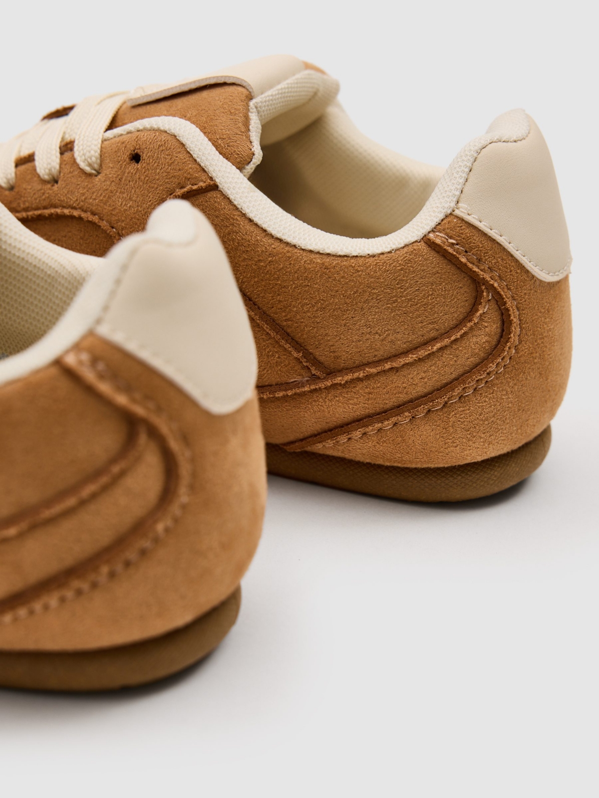 Zapatilla deportiva casual crudo vista detalle