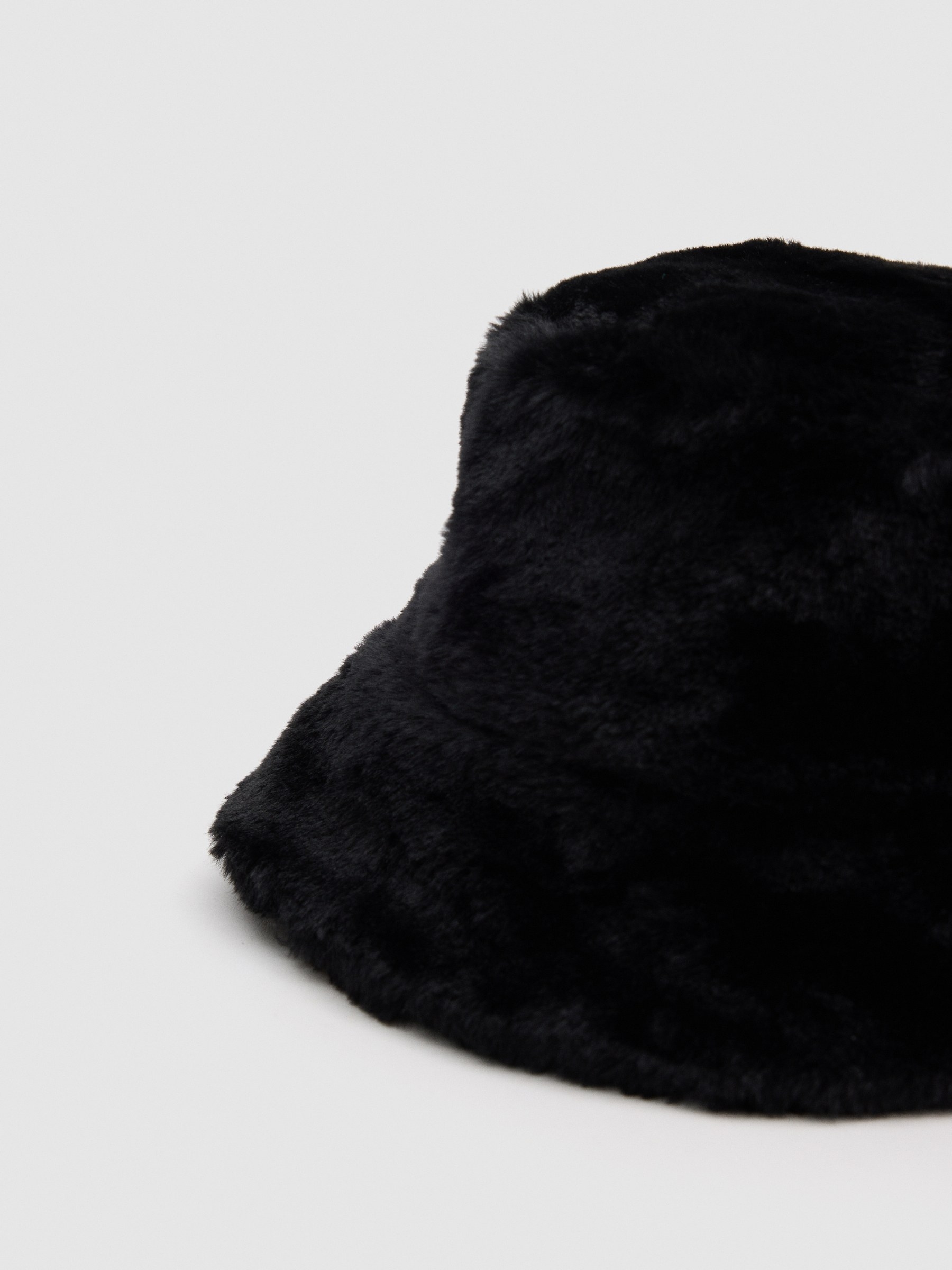 Black fur bucket hat black 45º front view