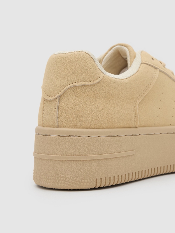 Deportivas polipiel con plataforma beige vista detalle