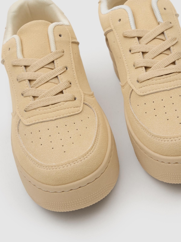 Deportivas polipiel con plataforma beige vista detalle