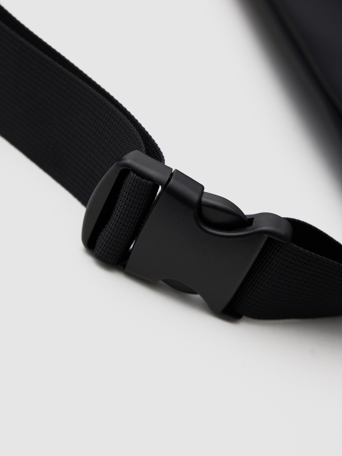 Pochete preta minimalista preto vista lateral 45º