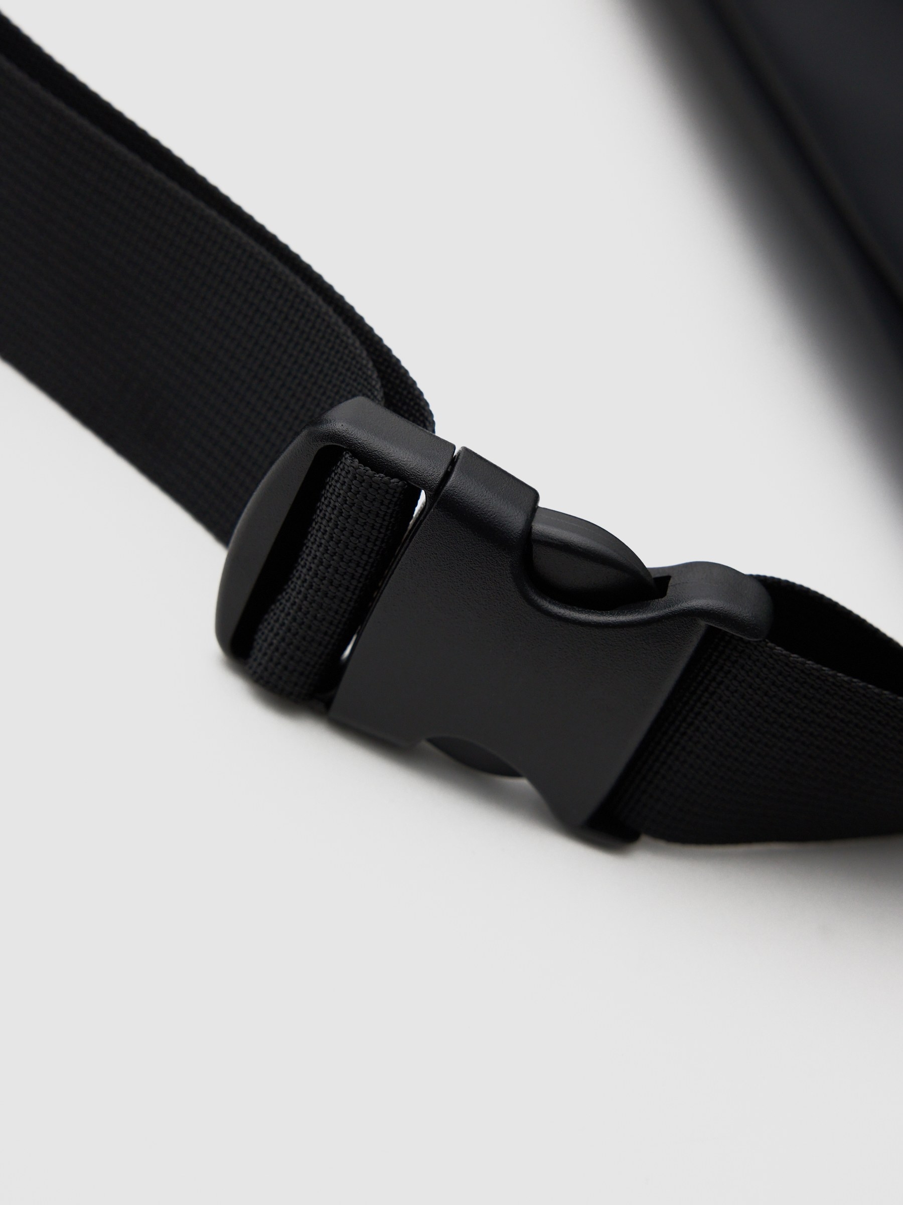 Pochete preta minimalista preto vista geral frontal