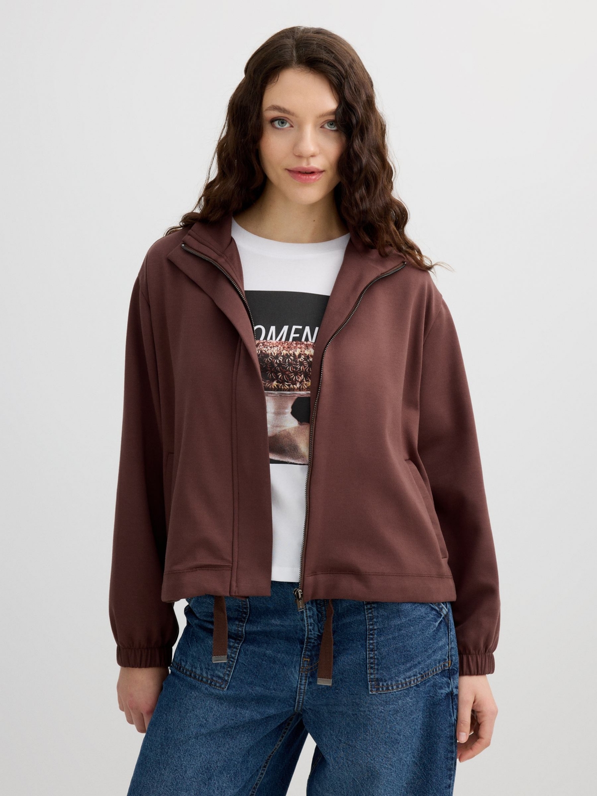 Chaqueta básica  cuello perkins chocolate vista media frontal