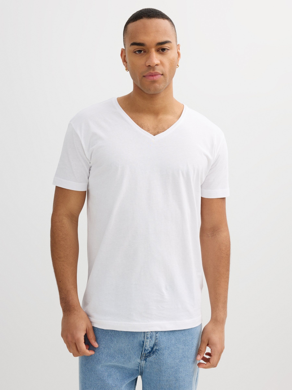 Camiseta básica cuello pico blanco vista media frontal