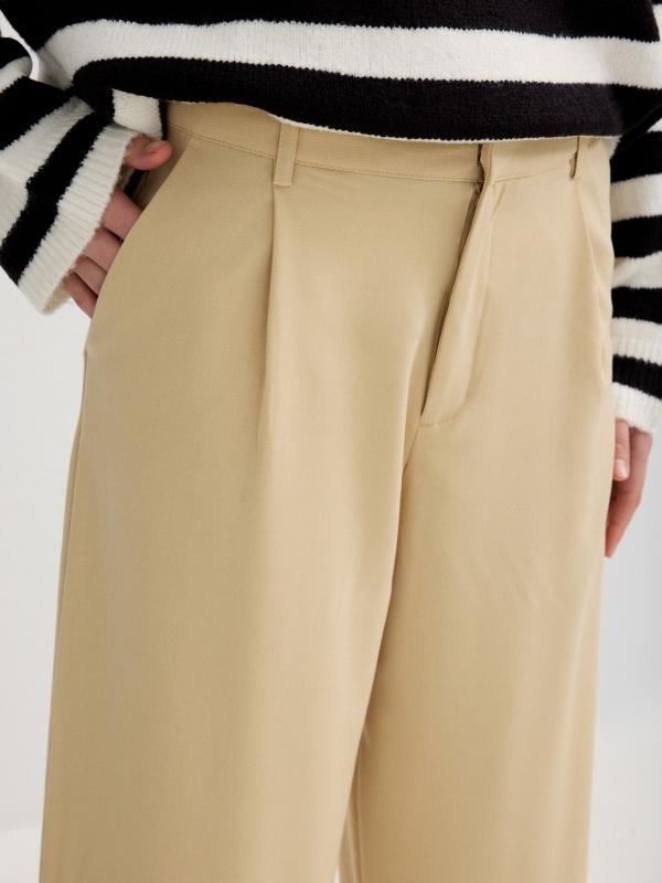 Pantalón palazzo pinzas taupe vista detalle