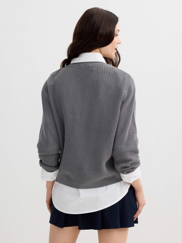 Jersey con texto bordado gris vista media trasera