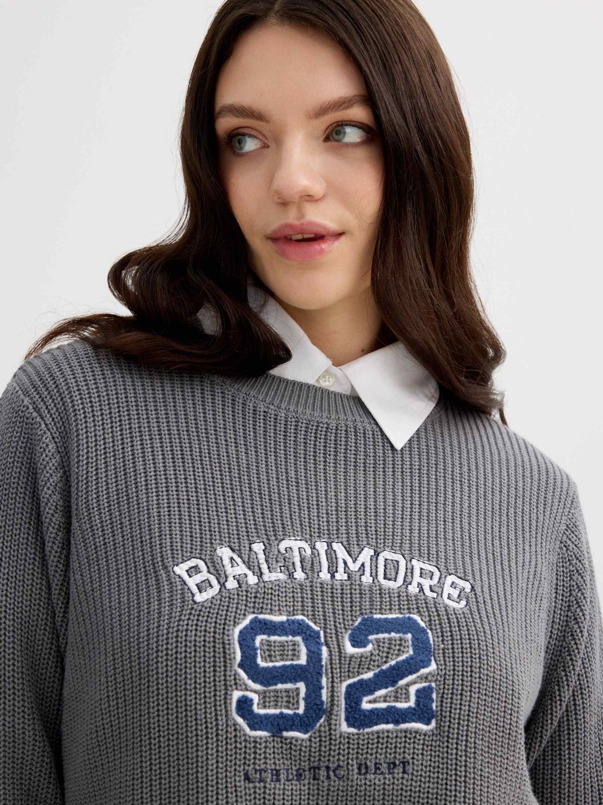 Jersey com texto bordado cinza vista detalhe