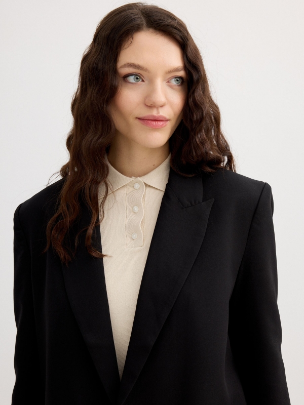 Blazer cruzada oversize negro vista detalle