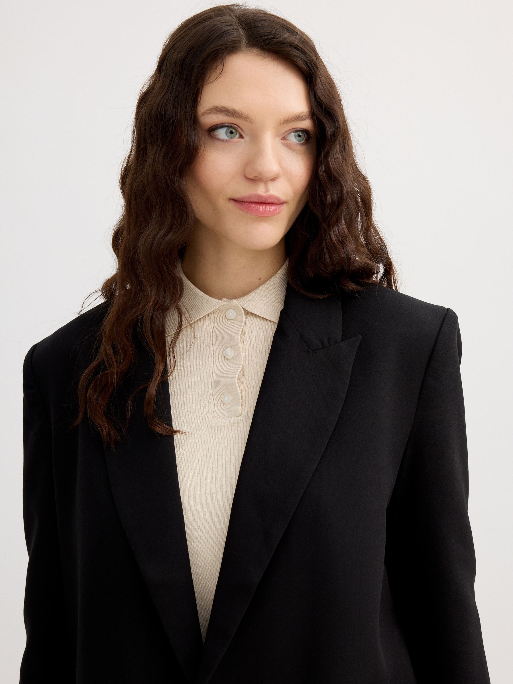 Blazer cruzado oversize preto vista meia frontal