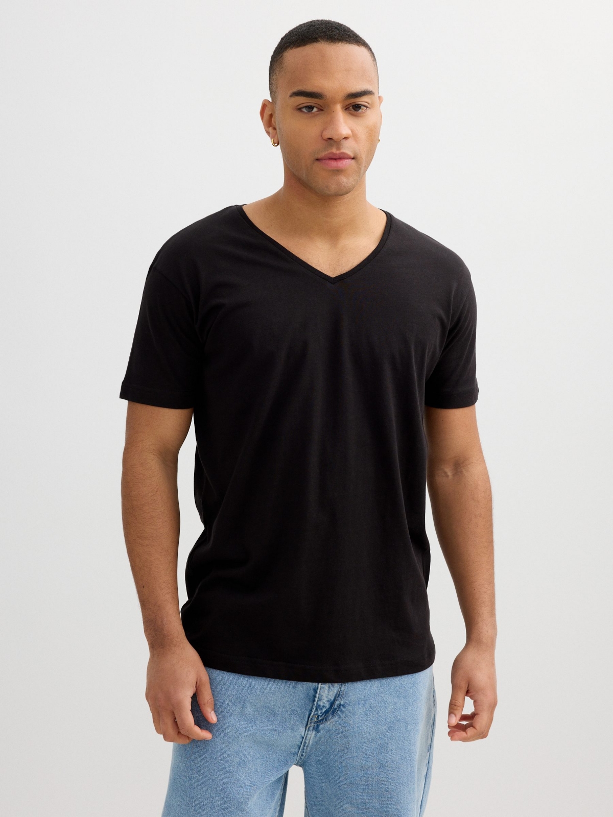 Camiseta básica cuello pico negro vista media frontal