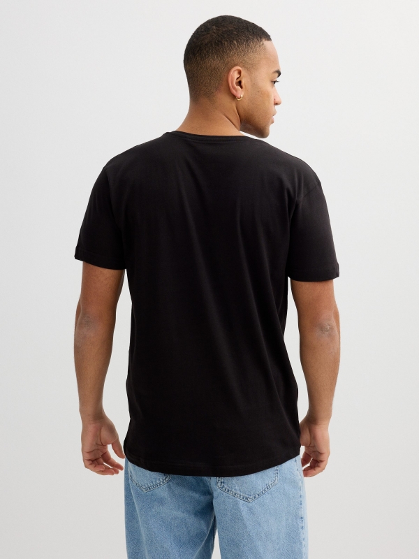 T-shirt básica com decote em V preto vista meia traseira