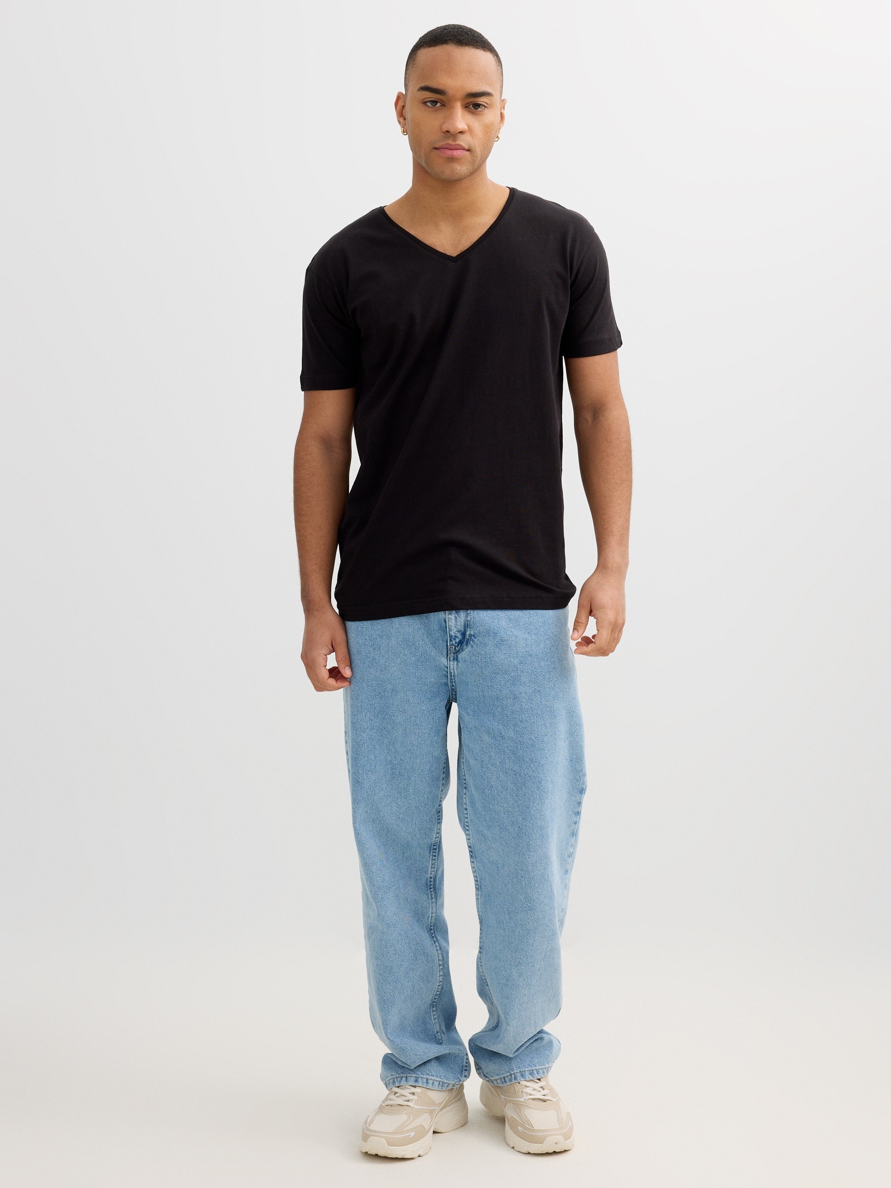 T-shirt básica com decote em V preto vista meia frontal