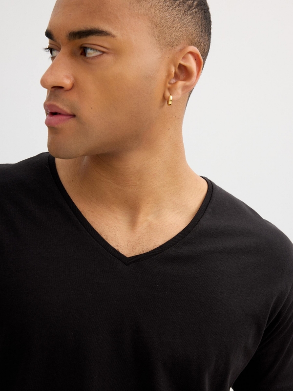 Camiseta básica cuello pico negro vista detalle
