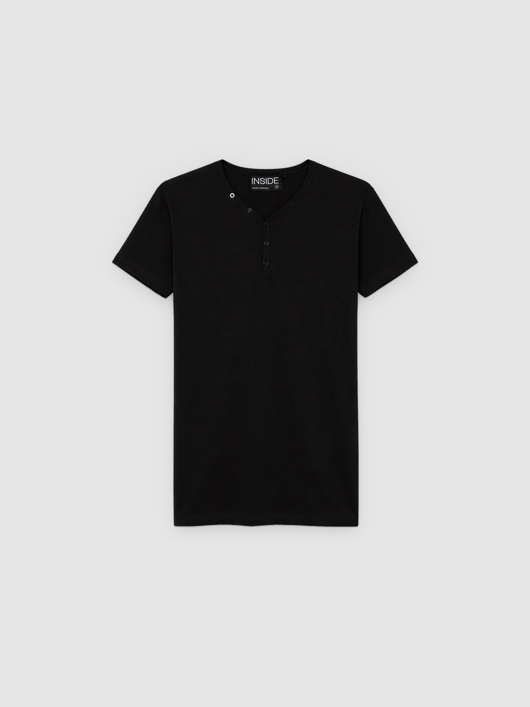 Camiseta básica cuello panadero negro vista media frontal