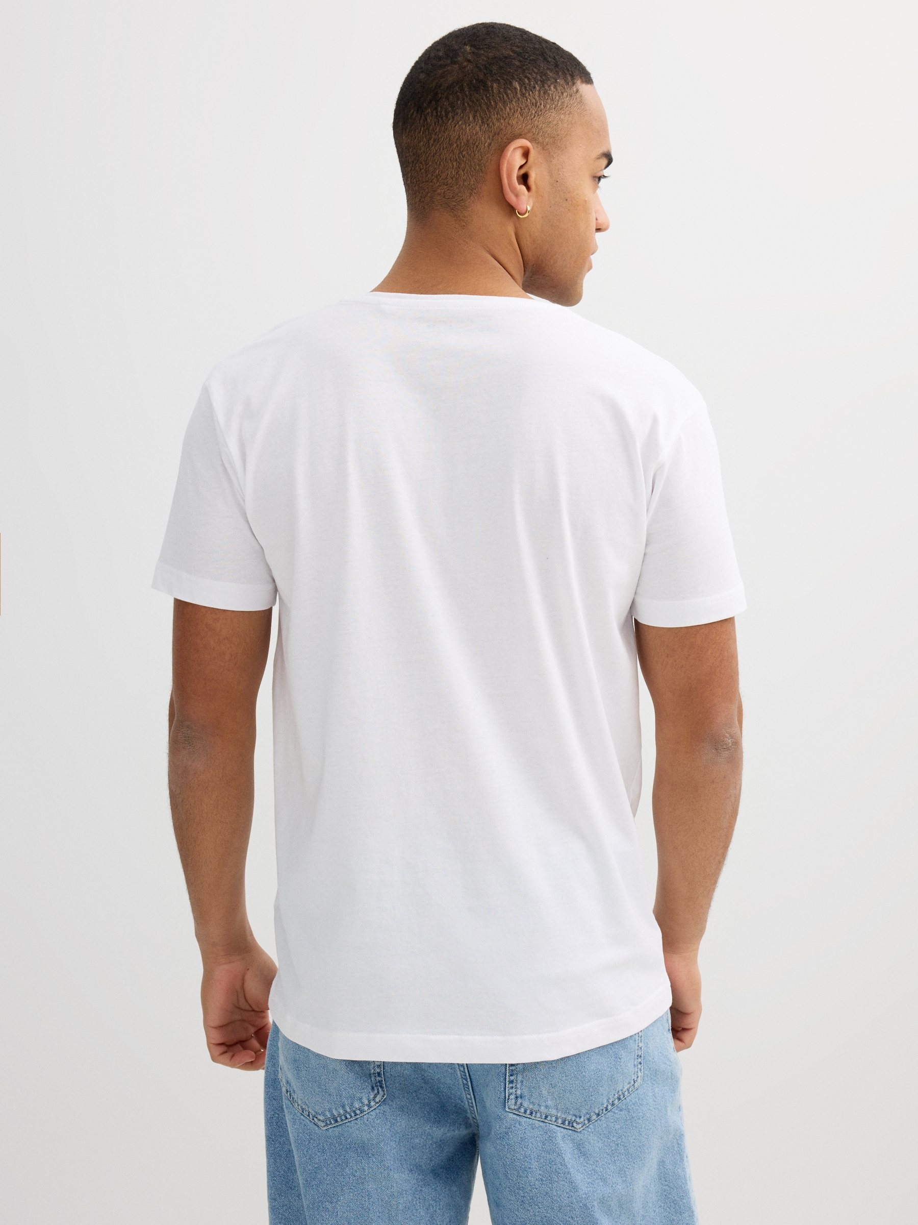 T-shirt básica com decote em V branco vista meia frontal