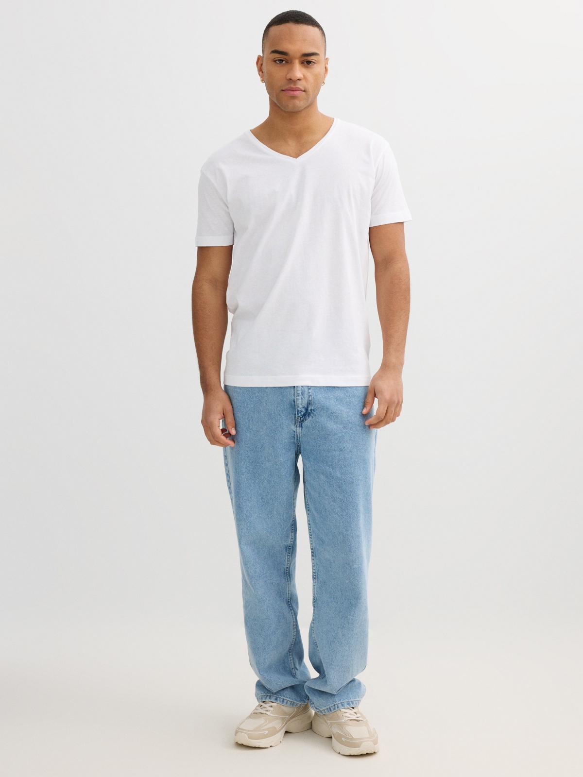 T-shirt básica com decote em V branco vista geral frontal