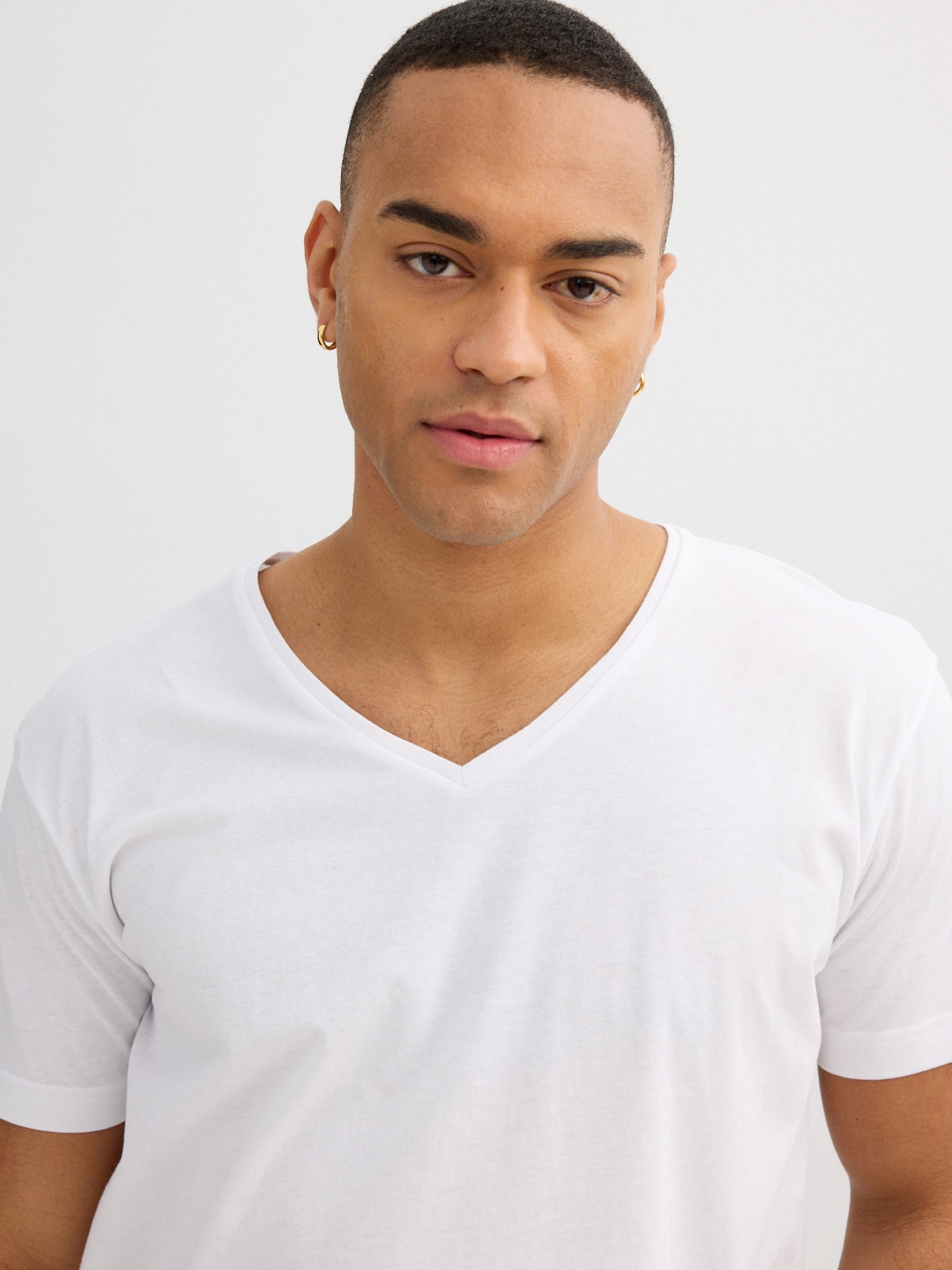 Basic V-neck T-shirt white detail view