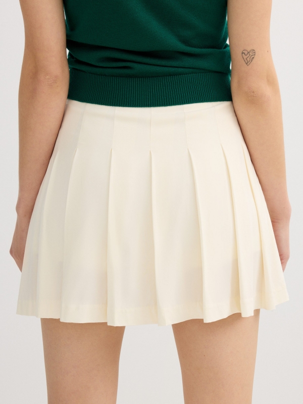 Pleated skort off white detail view