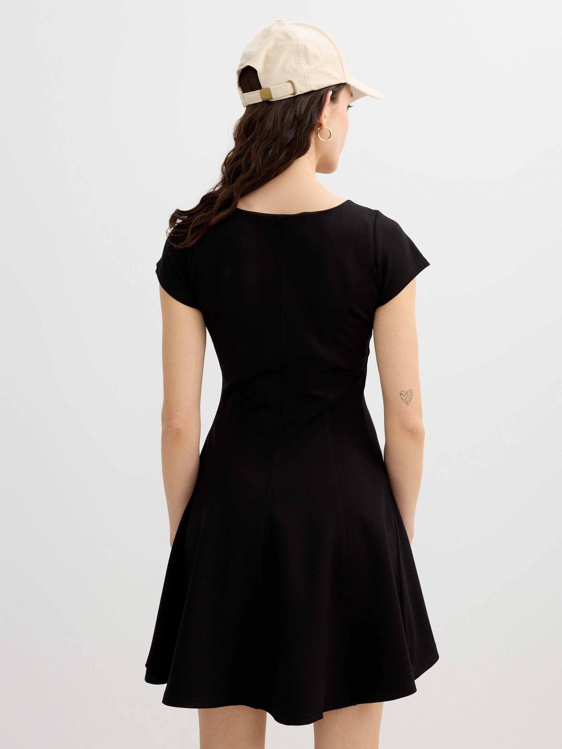 Vestido mini rodado preto preto vista meia frontal