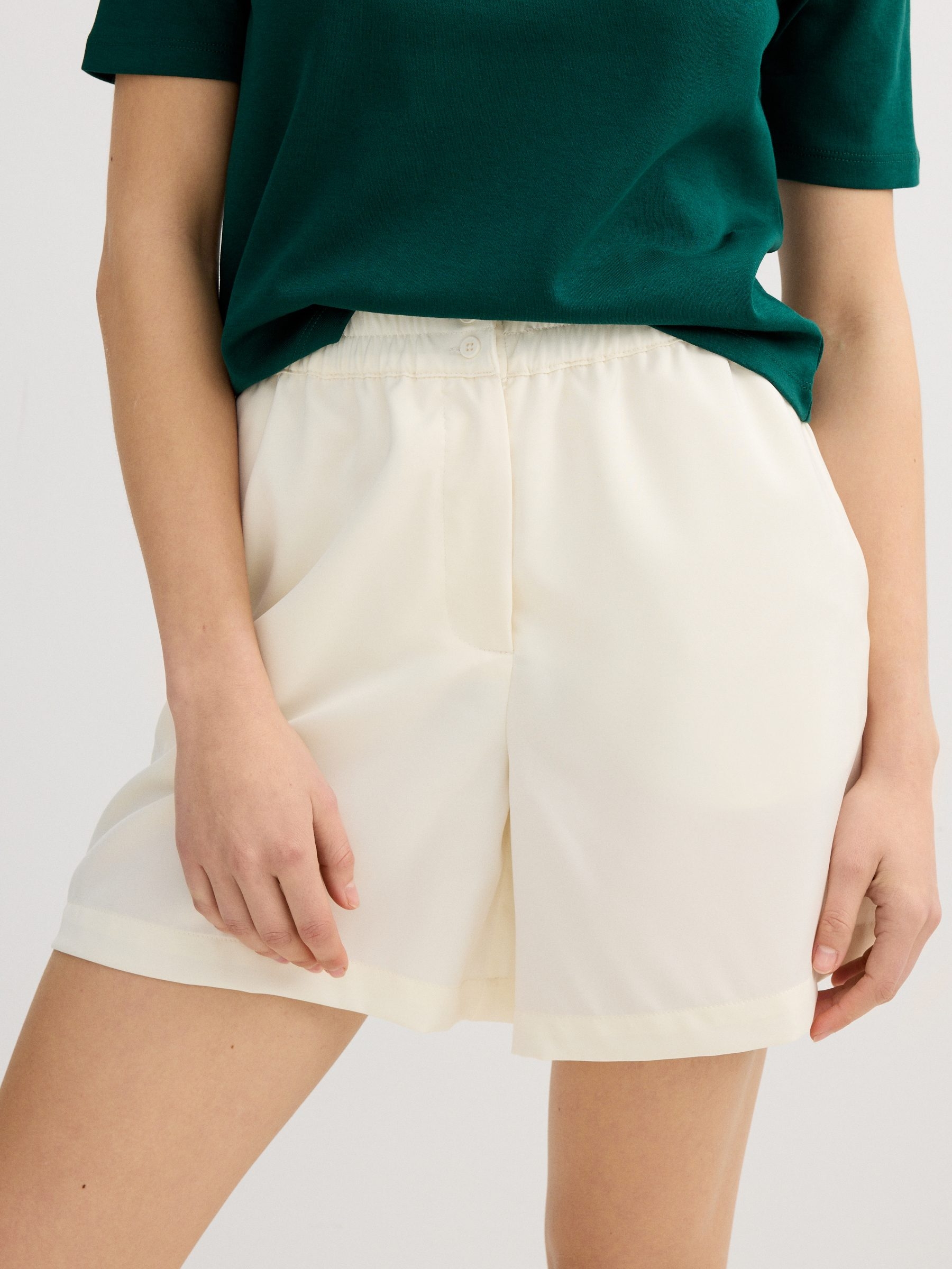 High-waisted viscose shorts off white middle front view