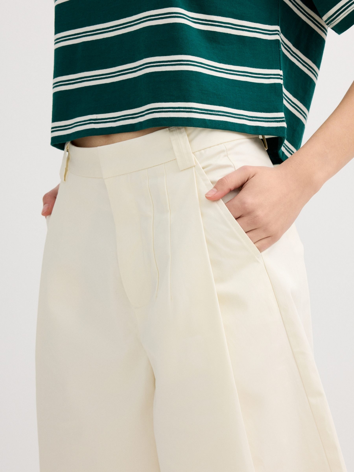 Bermuda sarga com zíper off white vista detalhe