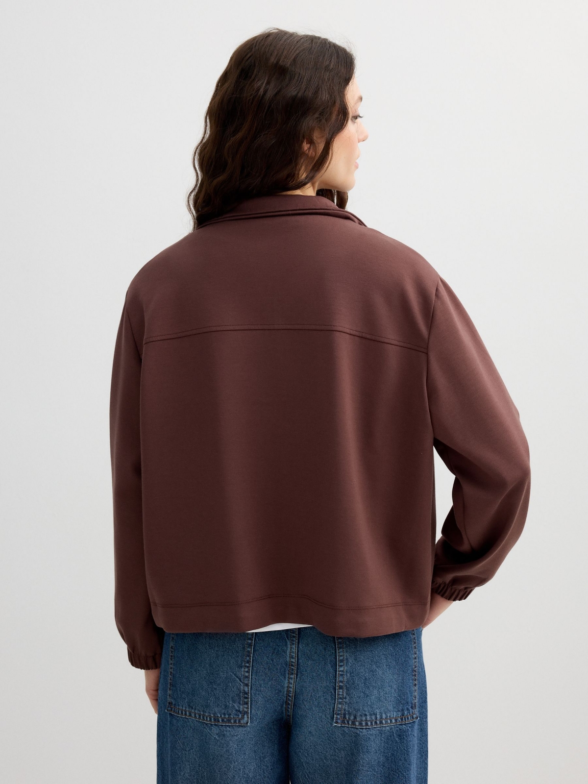 Chaqueta básica  cuello perkins chocolate vista media trasera