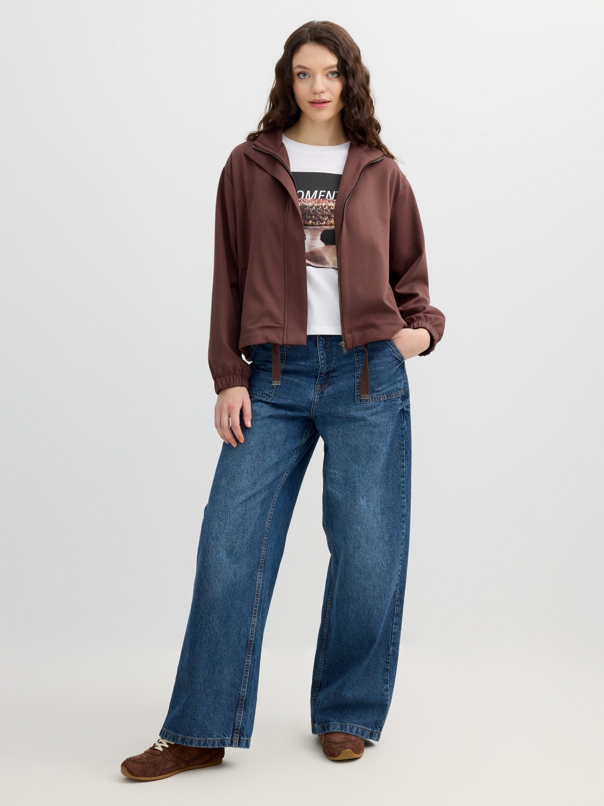 Chaqueta básica  cuello perkins chocolate vista general frontal