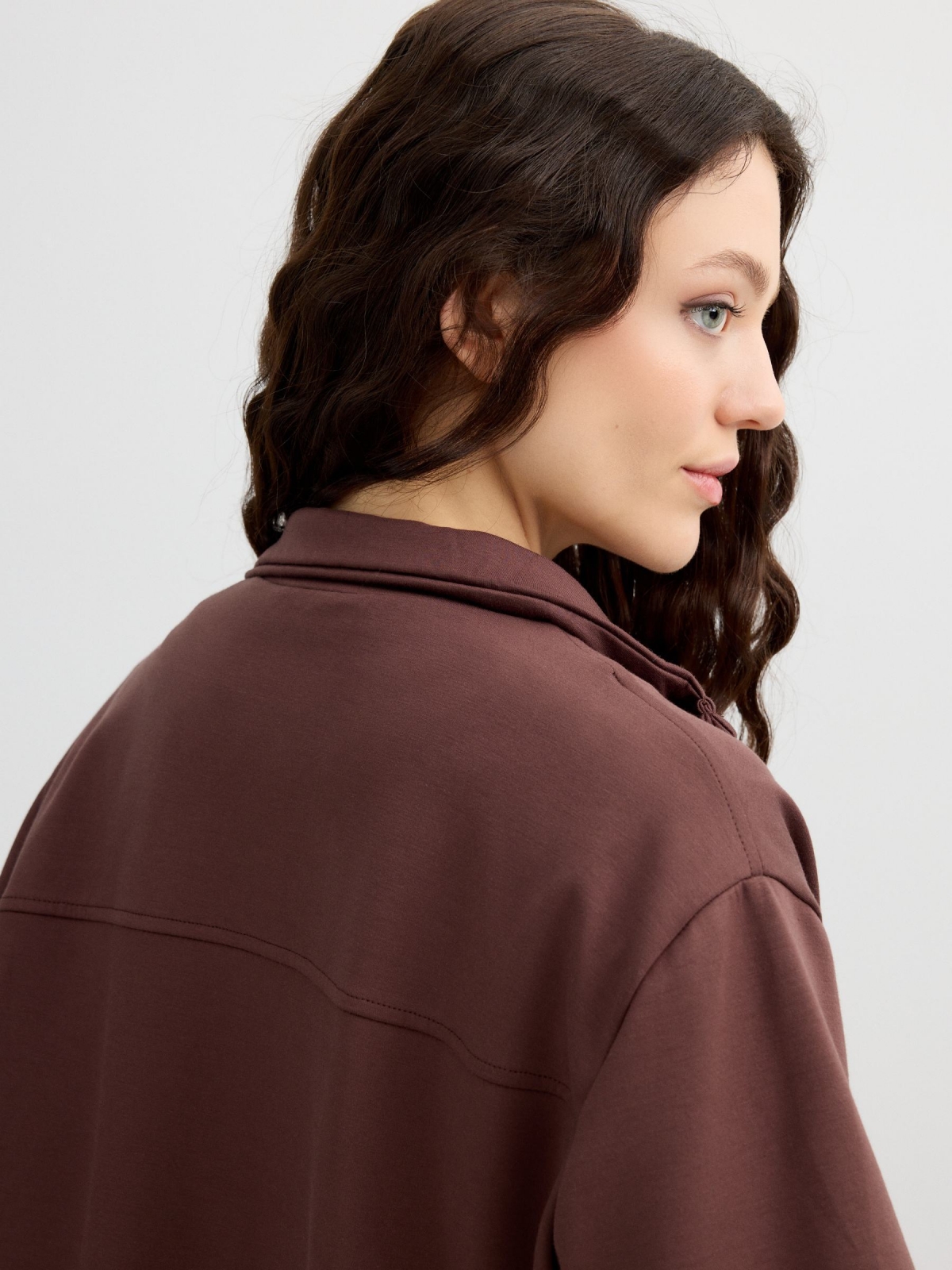 Chaqueta básica  cuello perkins chocolate vista detalle