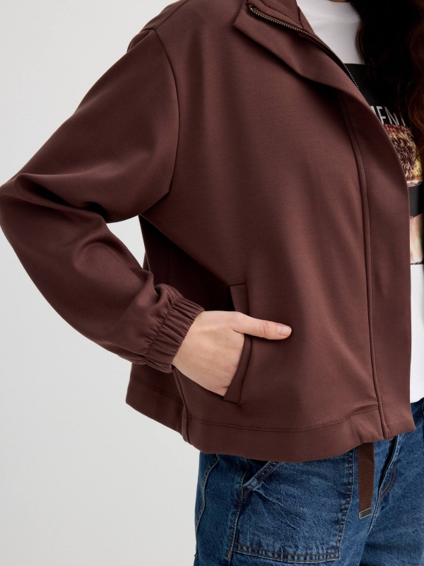 Chaqueta básica  cuello perkins chocolate vista detalle