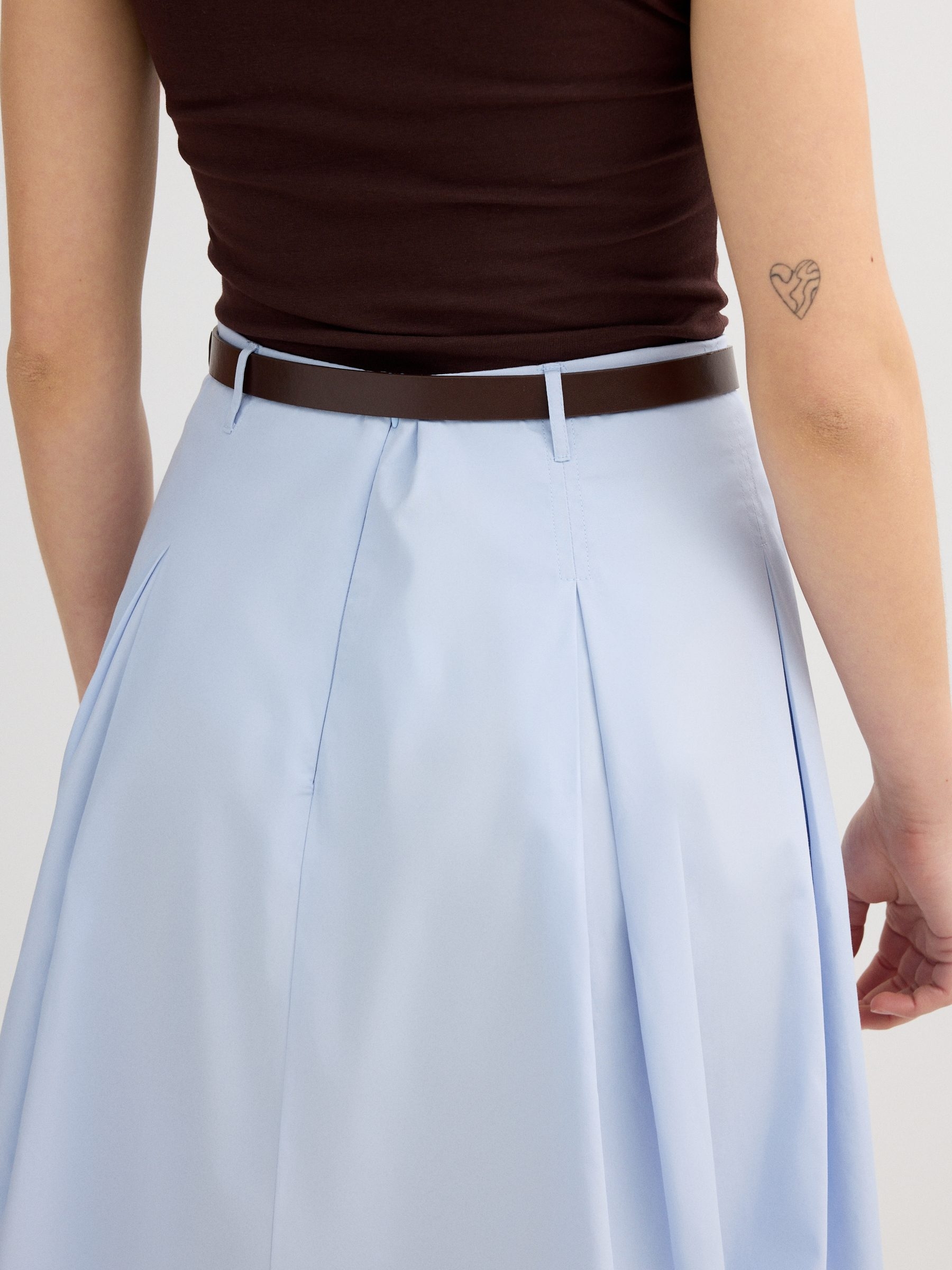 Falda midi de algodón azul azul claro vista media frontal