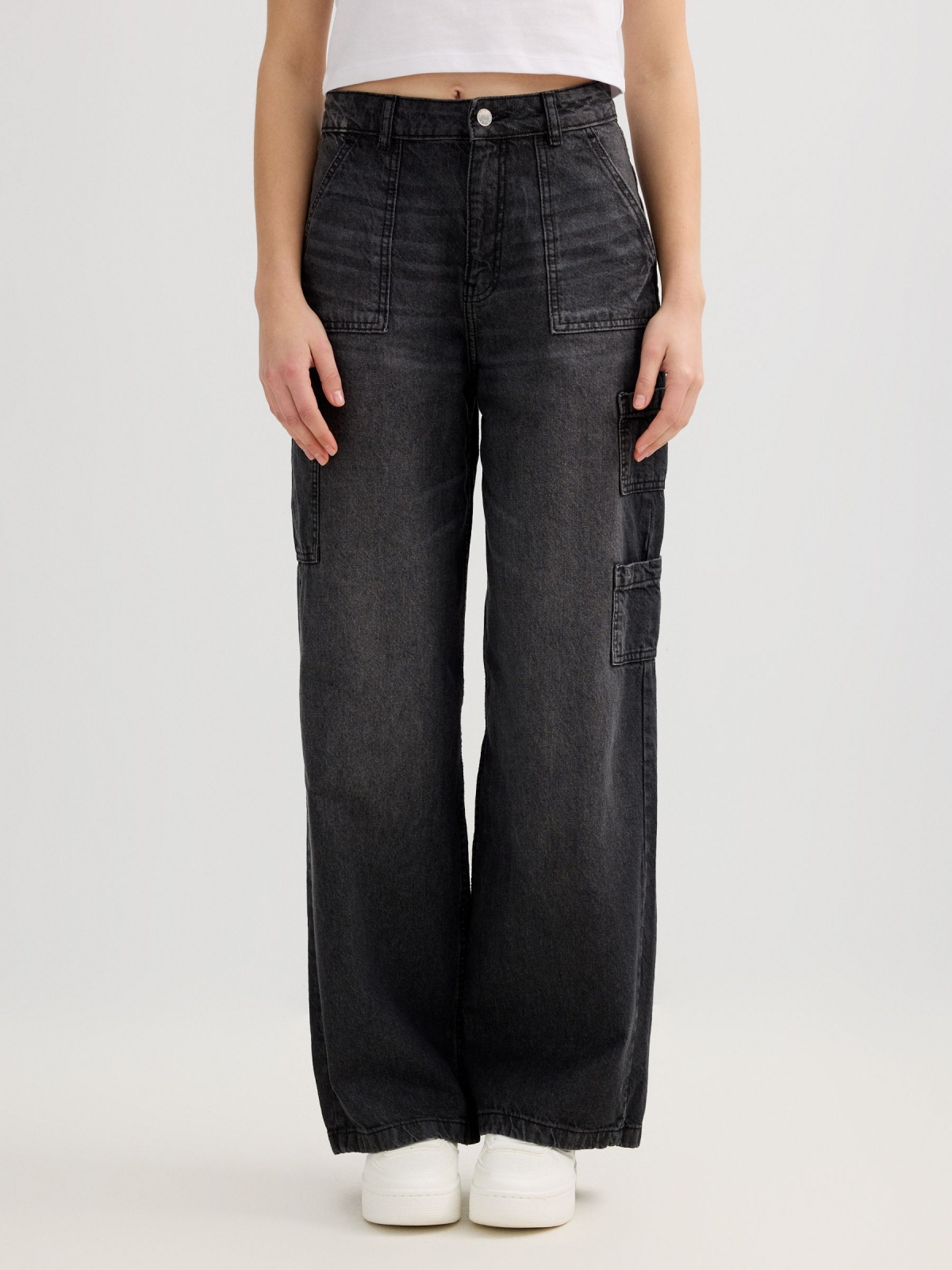 High-waisted black multi-pocket jeans black middle front view