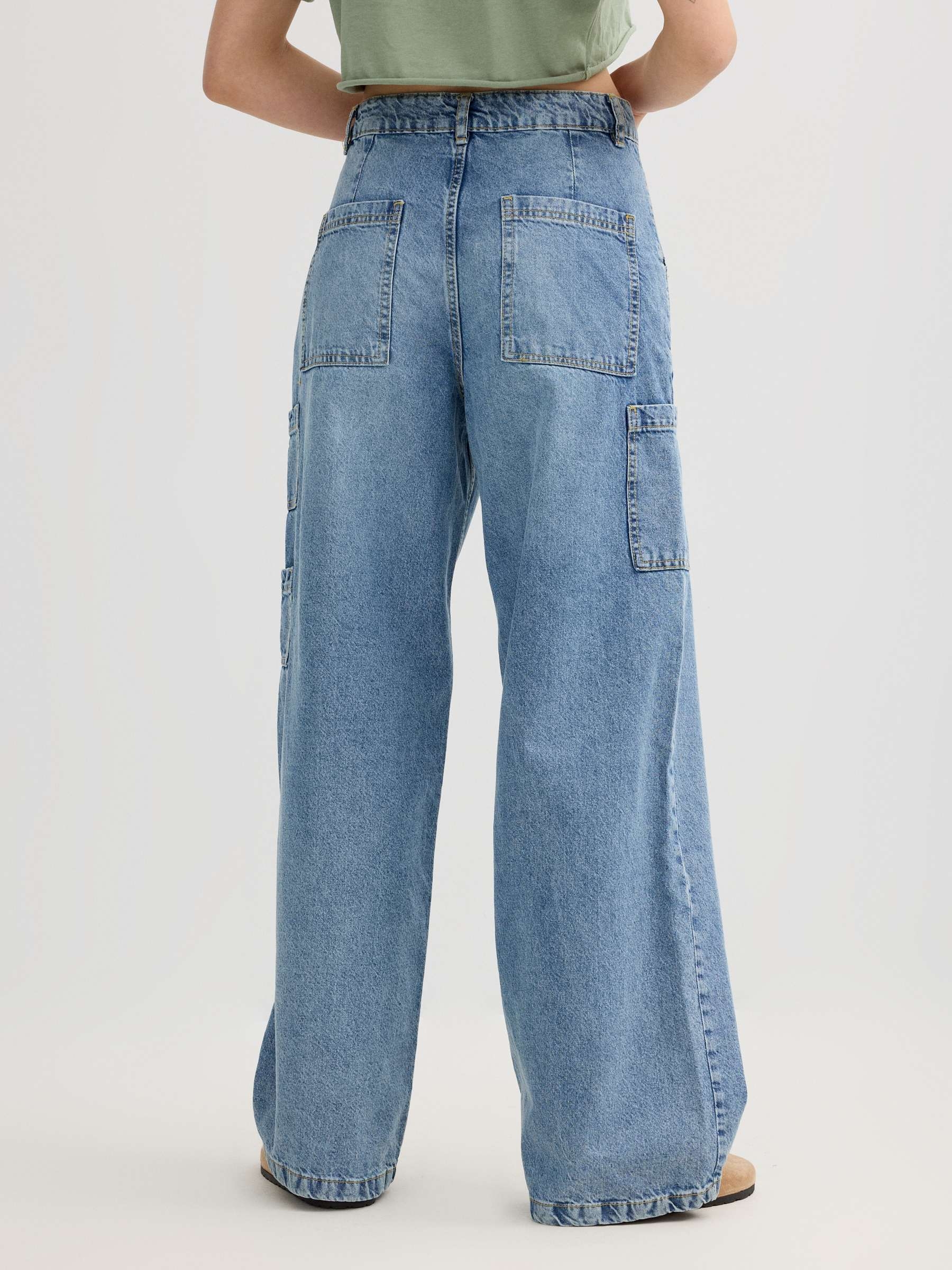 High-waisted multi-pocket jeans blue front view