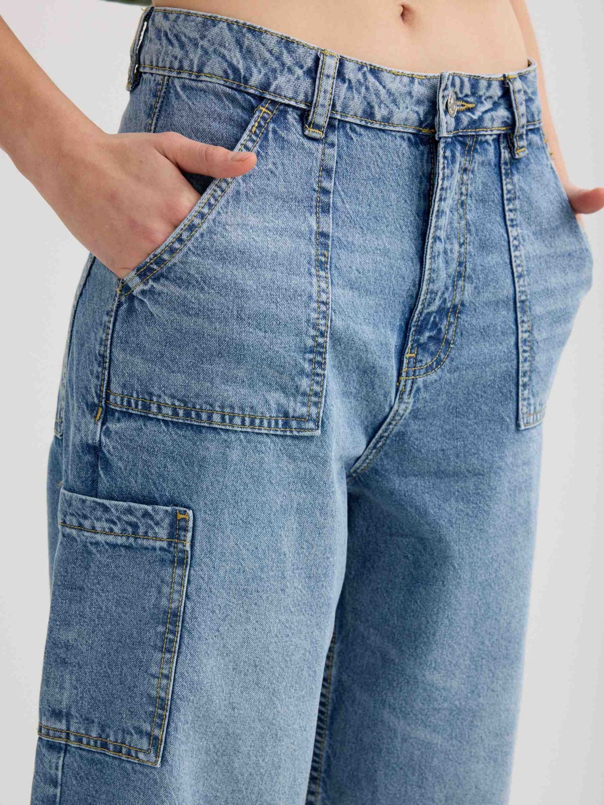 Jeans multibolsillos tiro alto azul vista detalle