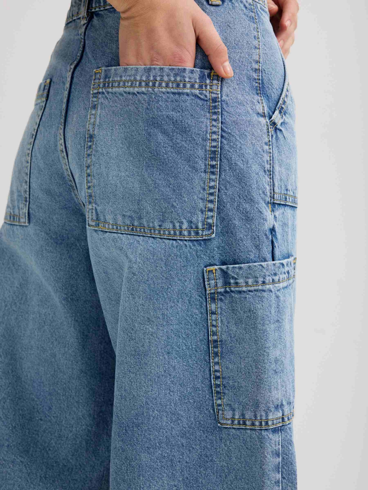 Jeans multibolsillos tiro alto azul vista detalle