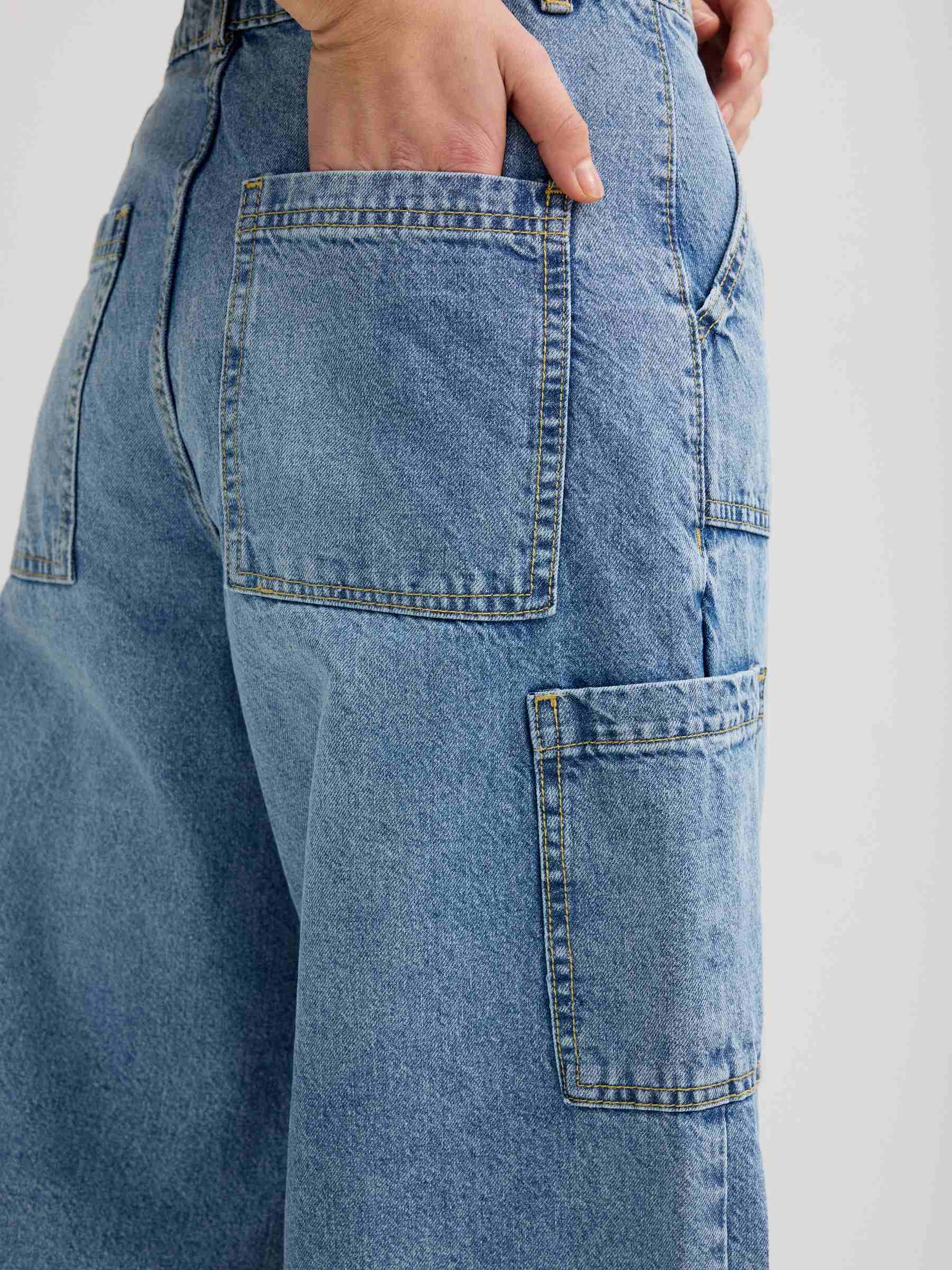 High-waisted multi-pocket jeans blue front view