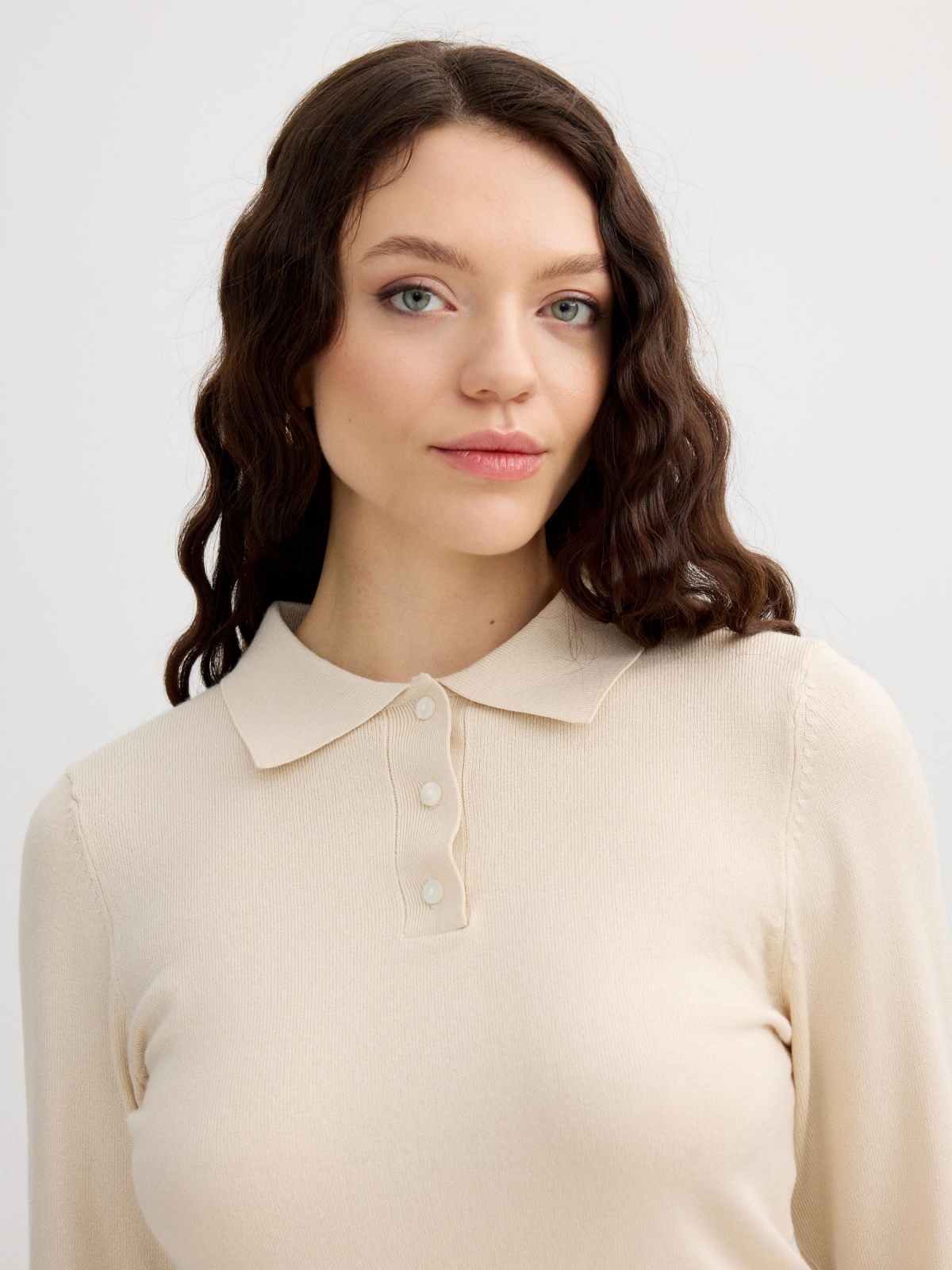 Polo de malha slim off white vista detalhe