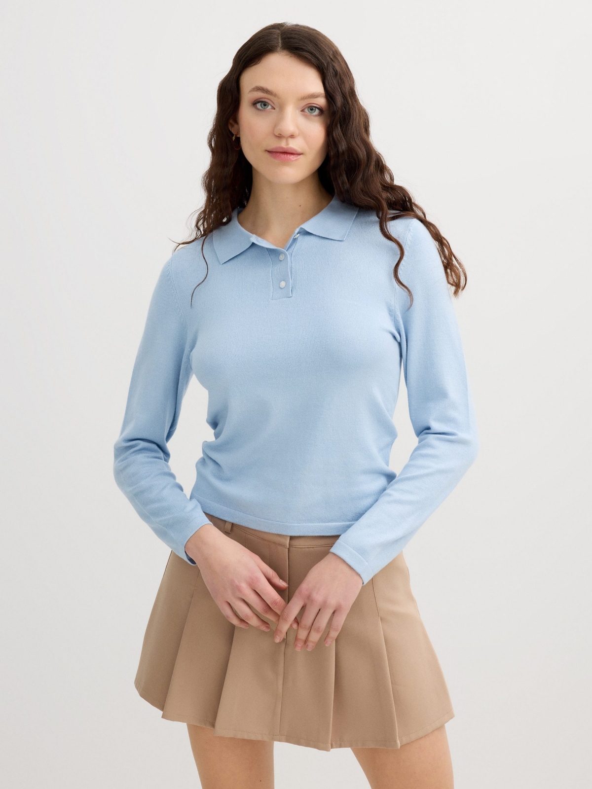 Polo de malha slim azul claro vista meia frontal