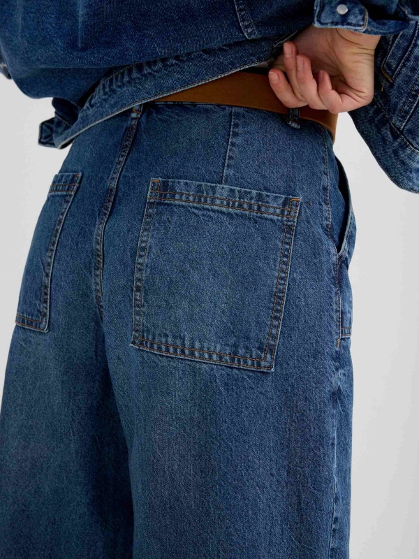 High-waisted wide leg jeans blue detail view