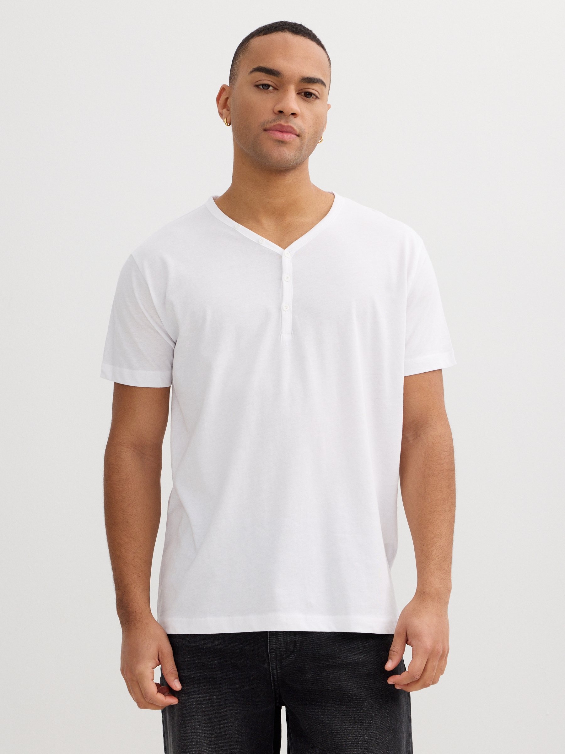 T-shirt básica com gola de padeiro branco vista meia frontal