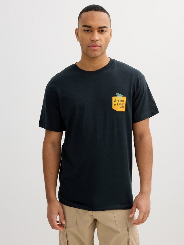 Camiseta con bolsillo estampado