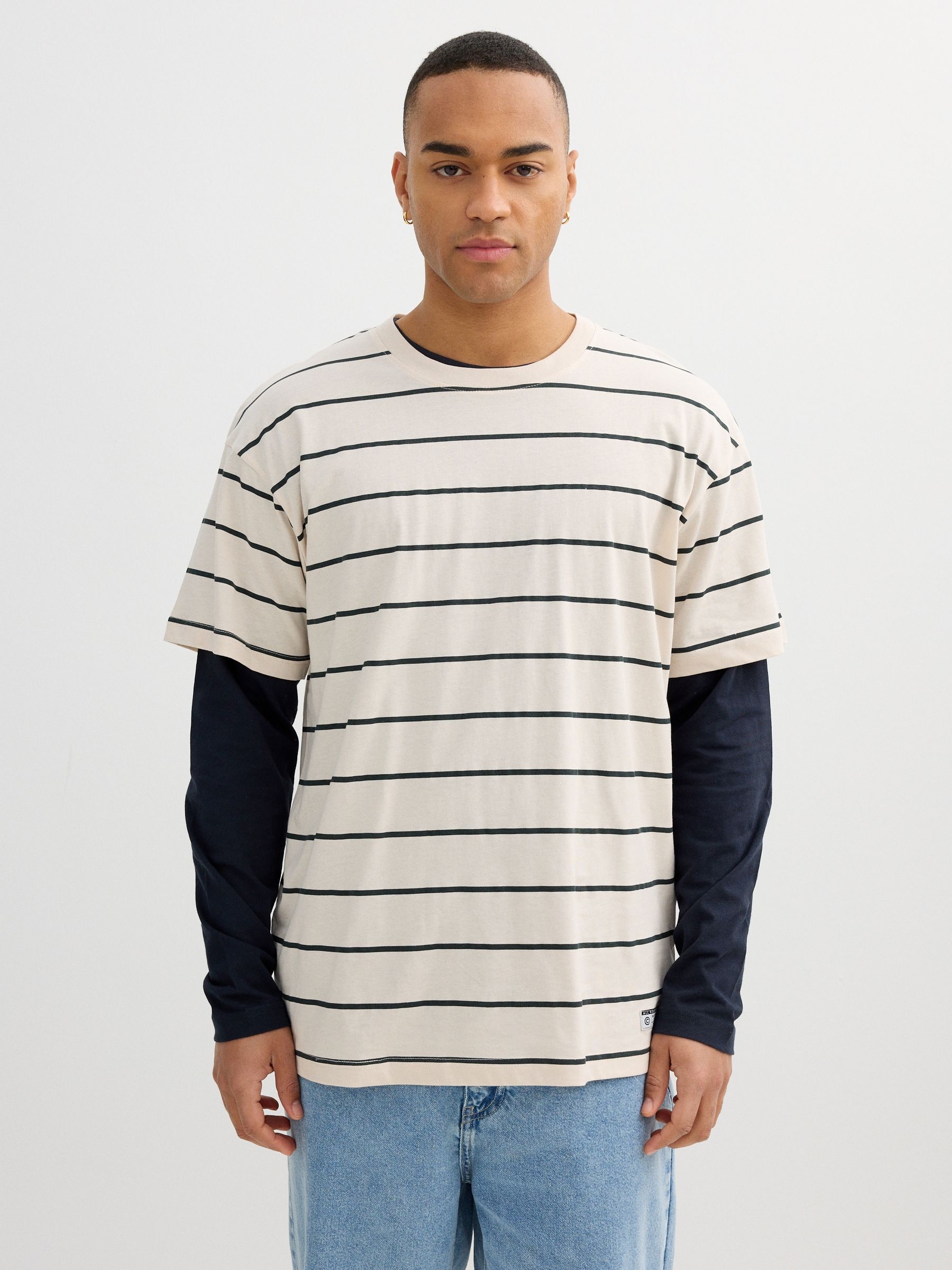 Camiseta de rayas combinada crudo vista media frontal