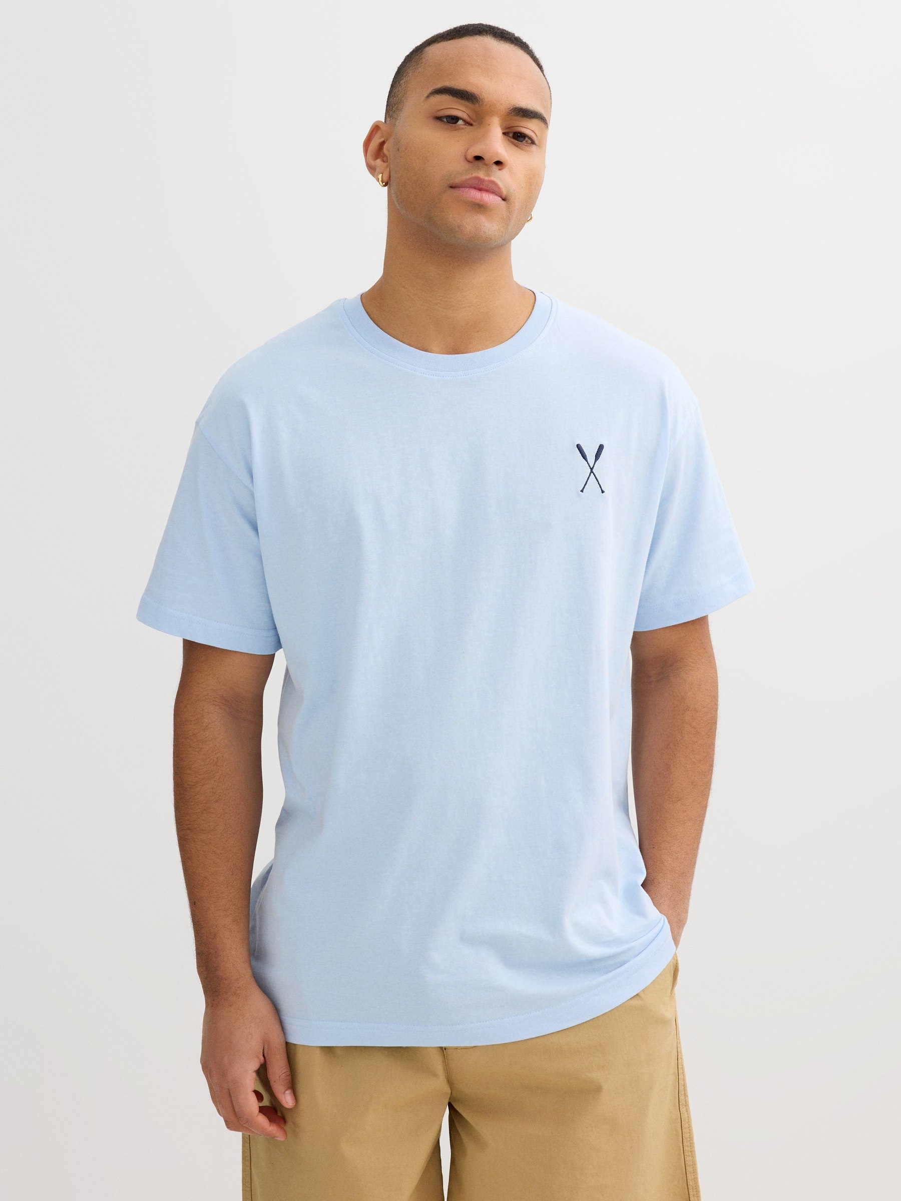 Camiseta azul com detalhe minimalista azul claro vista meia frontal