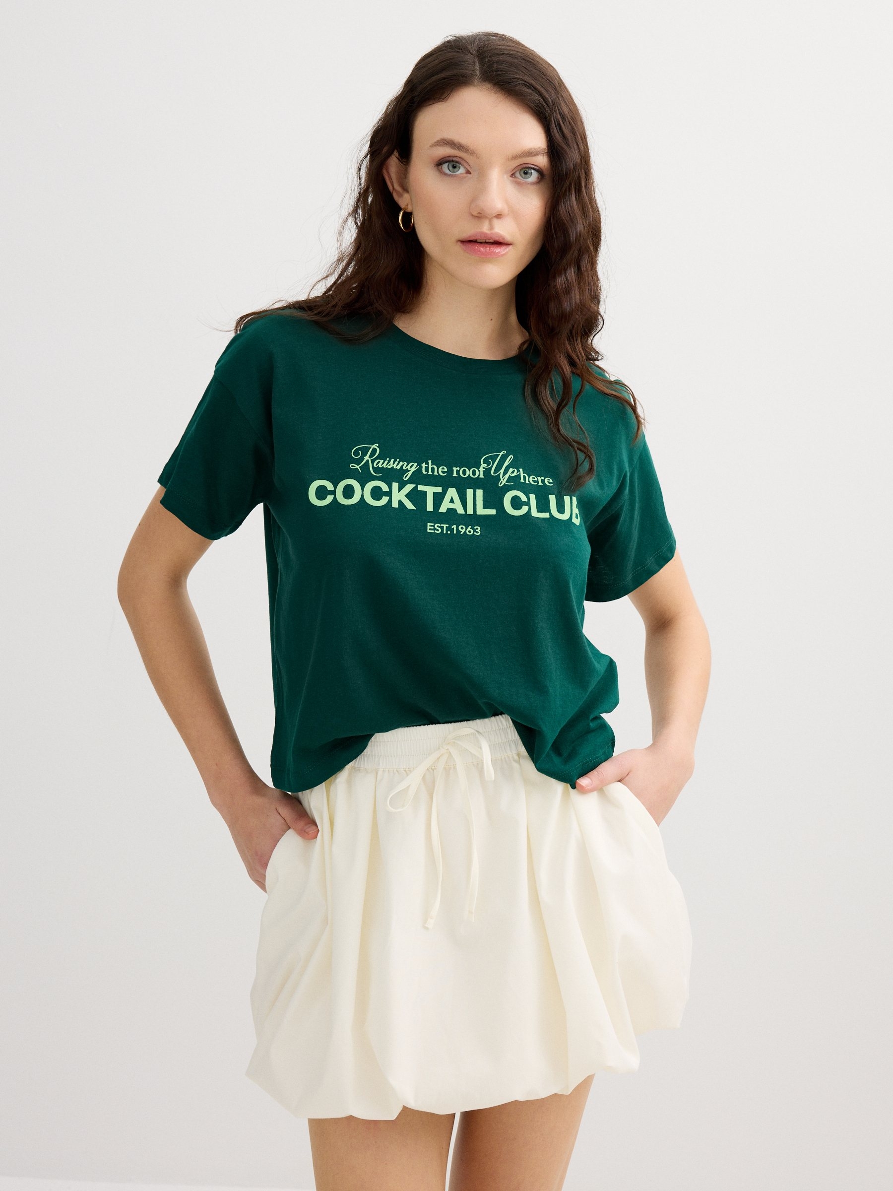 Camiseta Cocktail Club verde escuro vista meia frontal
