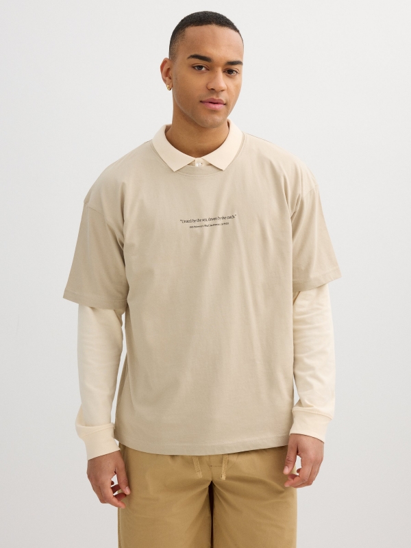 Camiseta beige mensaje crudo vista media frontal