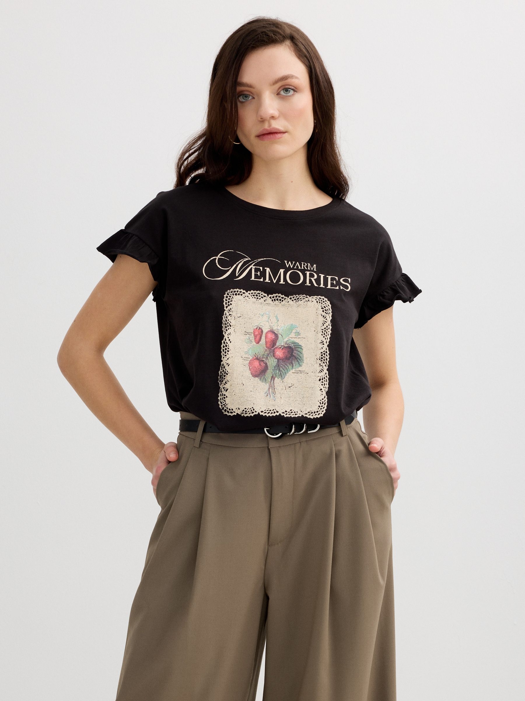 Camiseta babados Memories preto vista meia frontal