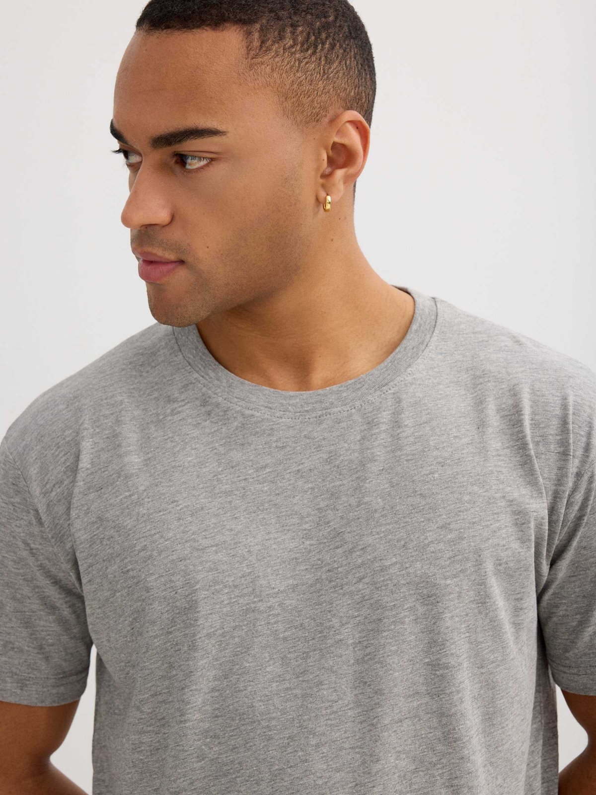Camiseta básica manga corta gris vista detalle