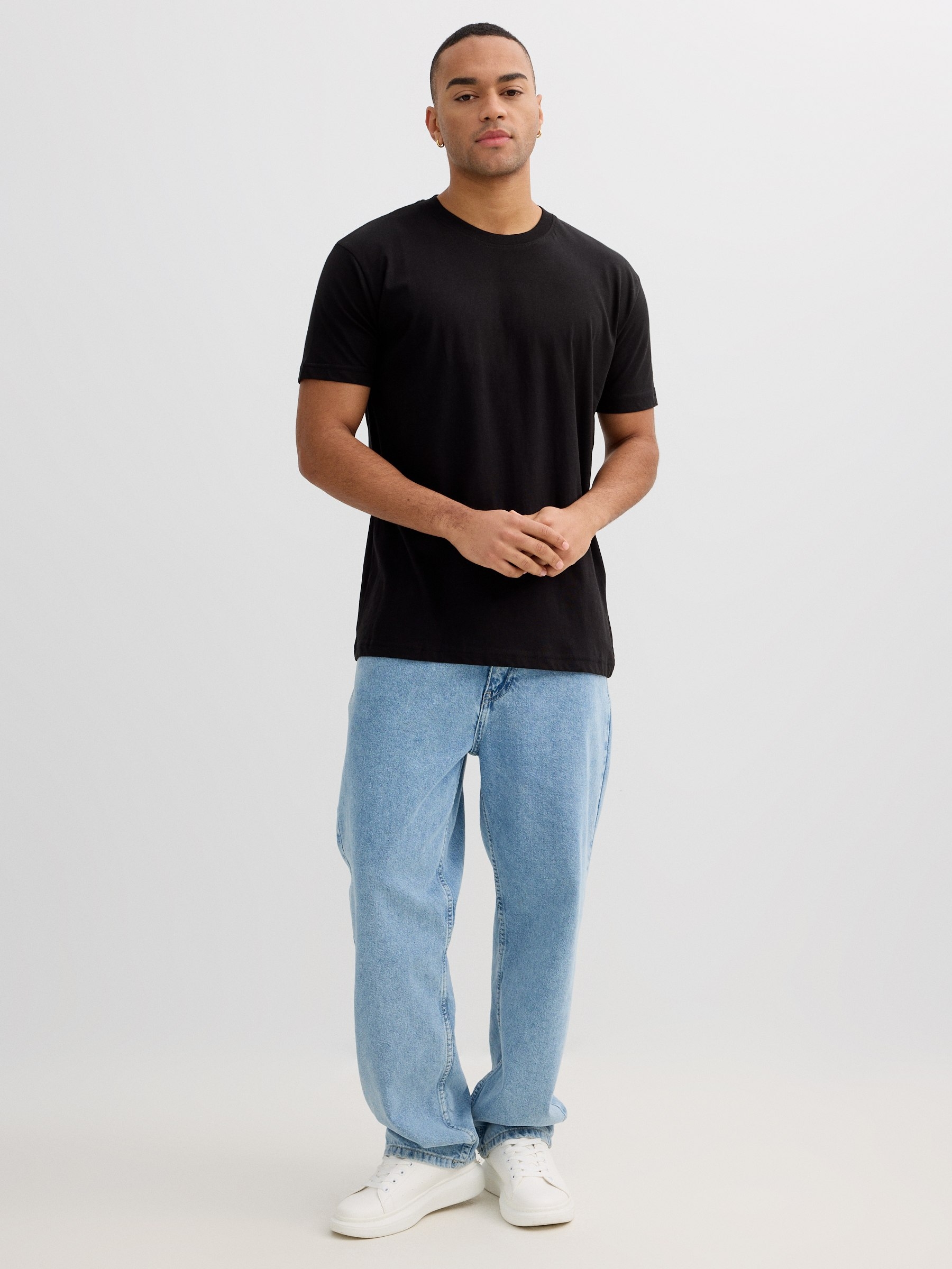 Basic T-shirt black middle front view