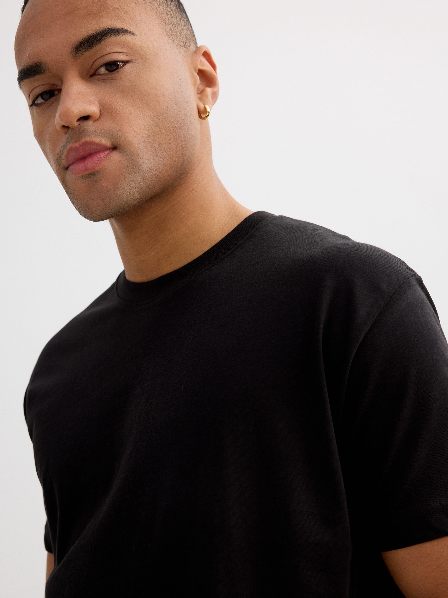 Basic T-shirt black middle front view