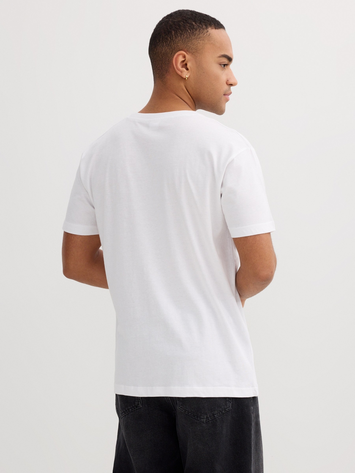 Basic T-shirt white middle back view