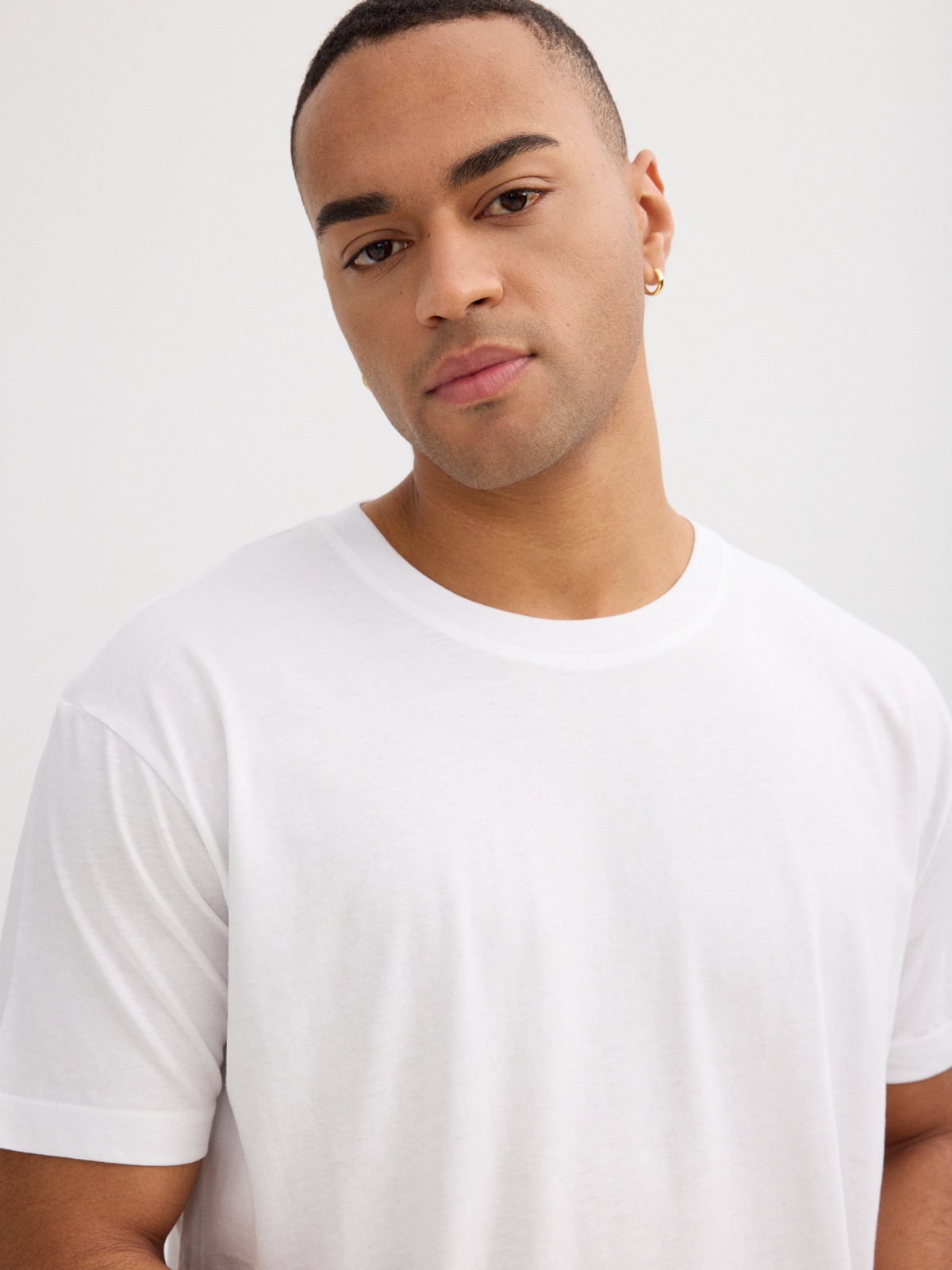 Basic T-shirt white detail view